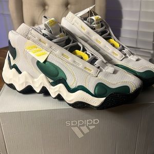 EXHIBIT B CANDACE PARKER MID BASKETBALL SHOES By ADIDAS Size 6.5